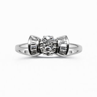 18 KT White Gold Classic Diamond Ring