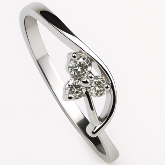 18 KT Gold Diamond Elegant Designer Ring